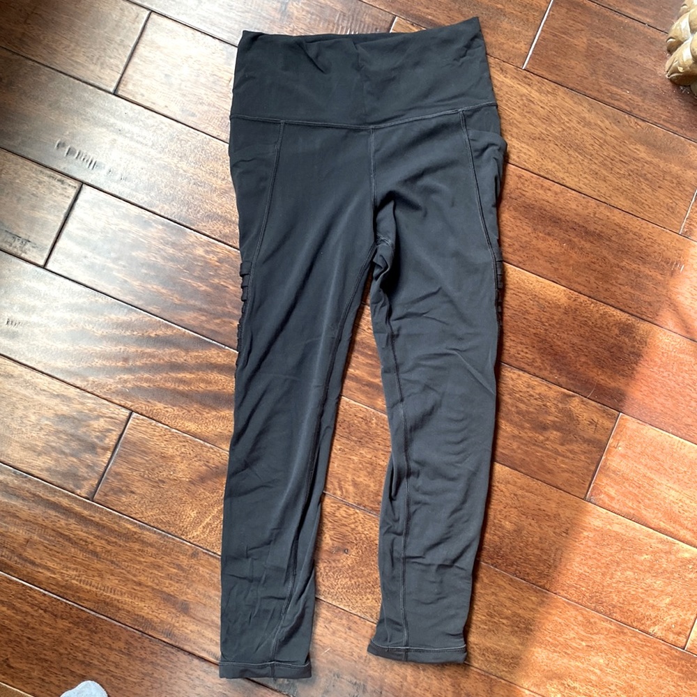 Beautiful and comfortable Athleta pants with pockets on the side.